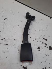 Attache ceinture avant droit