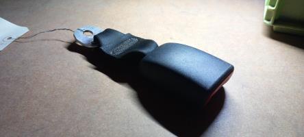 Attache ceinture arriere droit