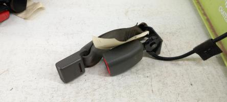 Attache ceinture arriere droit