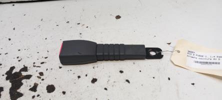 Attache ceinture avant droit