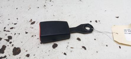 Attache ceinture arriere droit
