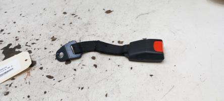 Attache ceinture arriere droit