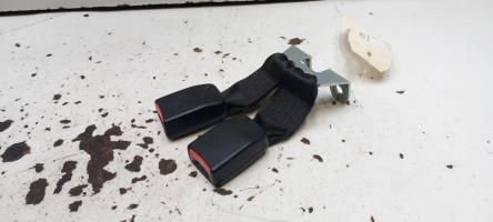 Attache ceinture arriere droit