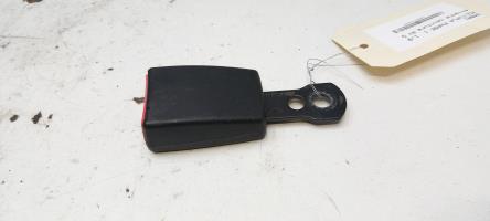 Attache ceinture avant droit