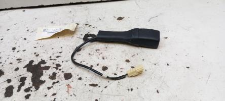 Attache ceinture avant droit