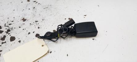 Attache ceinture avant droit