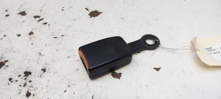 Attache ceinture avant droit