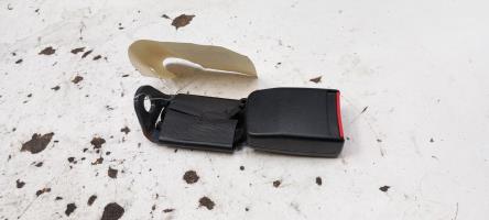 Attache ceinture arriere droit