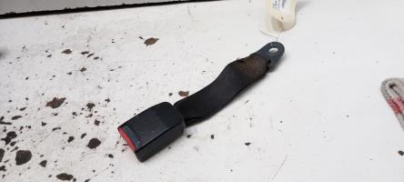 Attache ceinture arriere droit