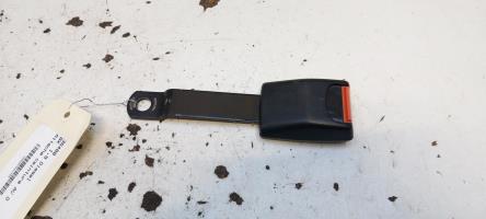 Attache ceinture avant droit