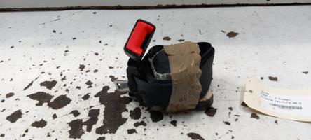 Attache ceinture arriere droit