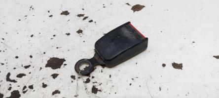 Attache ceinture arriere droit