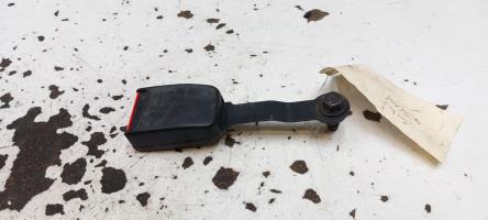 Attache ceinture avant droit