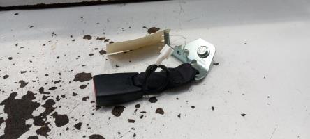 Attache ceinture arriere gauche