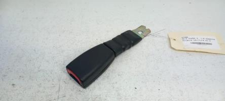 Attache ceinture avant droit