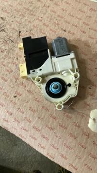 Moteur leve vitre avant droit