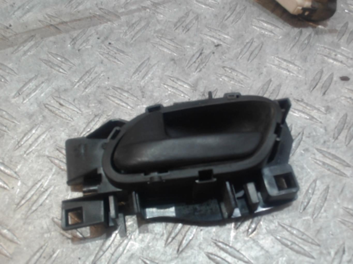 Tirador interior delantero izquierdo
