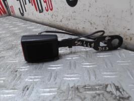 Attache ceinture avant gauche