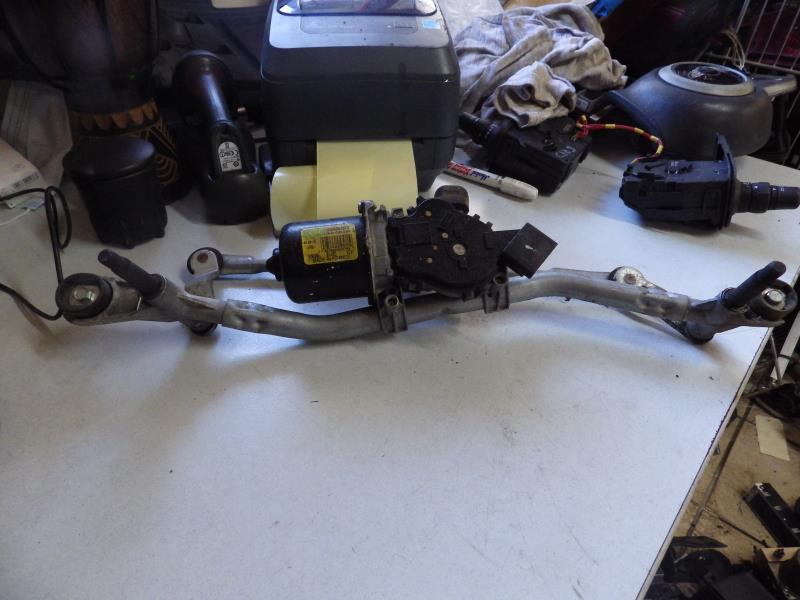 Moteur essuie glace avant