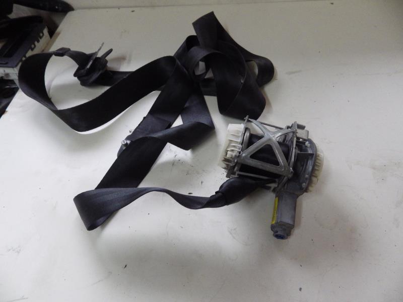 Attache ceinture avant droit