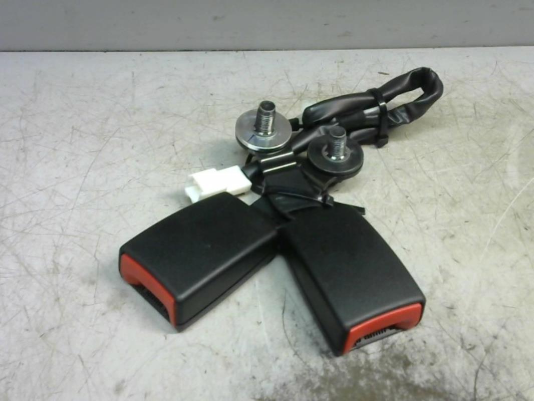 Attache ceinture arriere centrale
