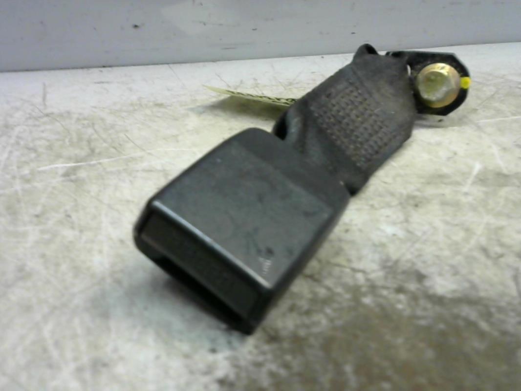 Attache ceinture arriere centrale