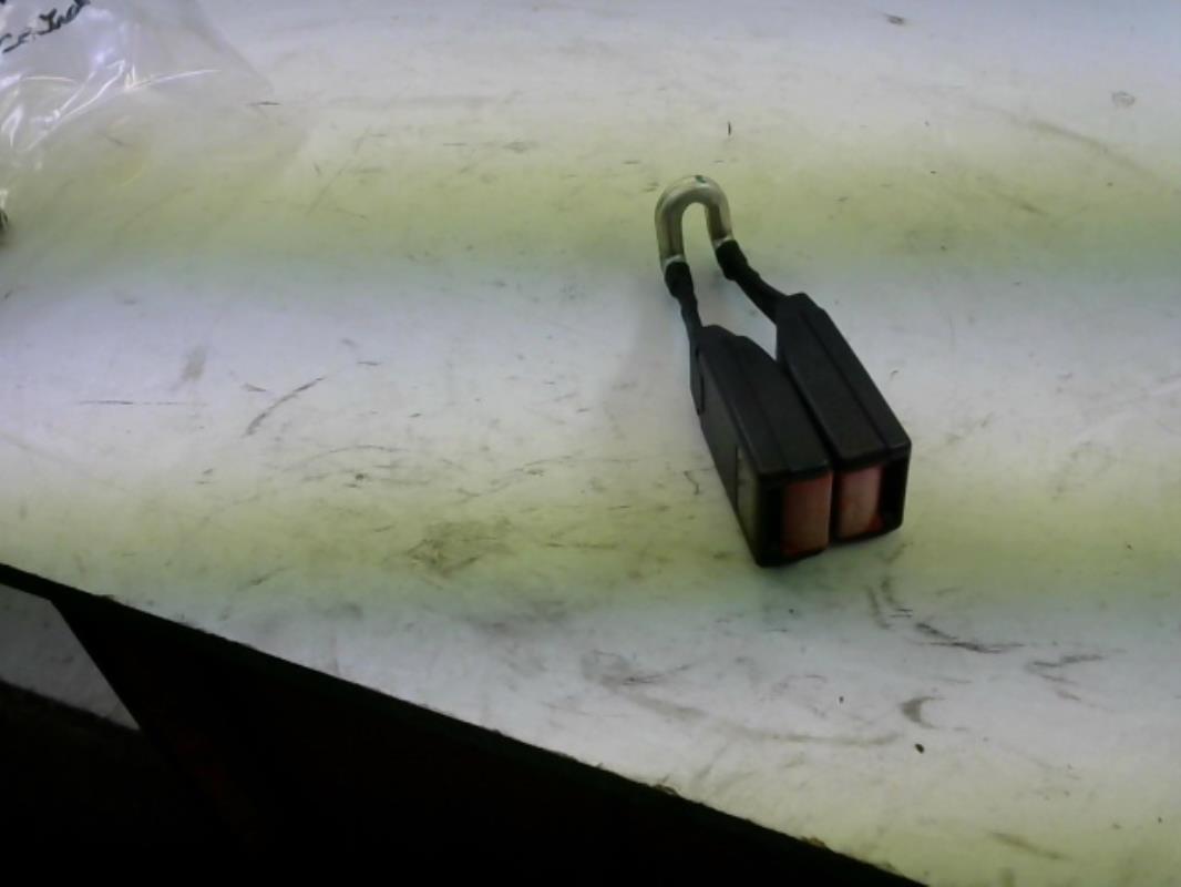 Attache ceinture arriere droit
