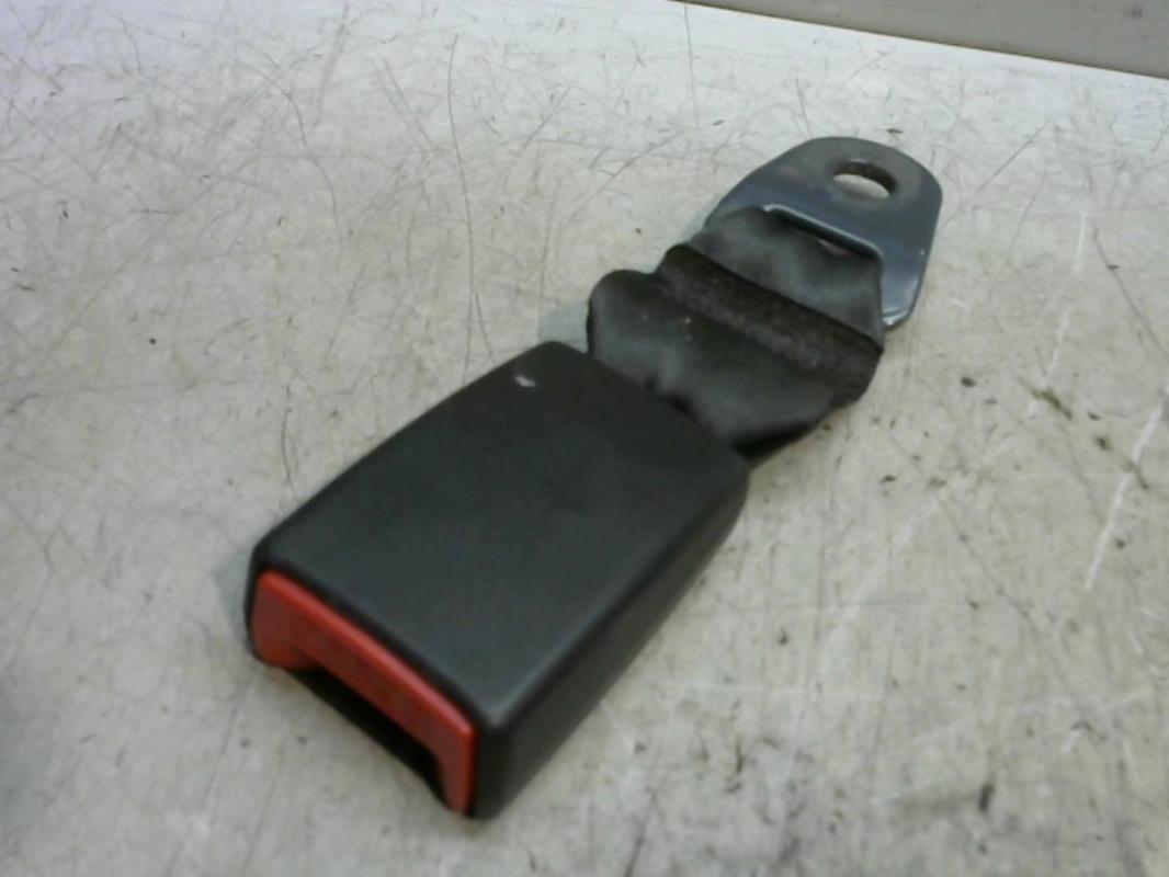 Attache ceinture arriere droit