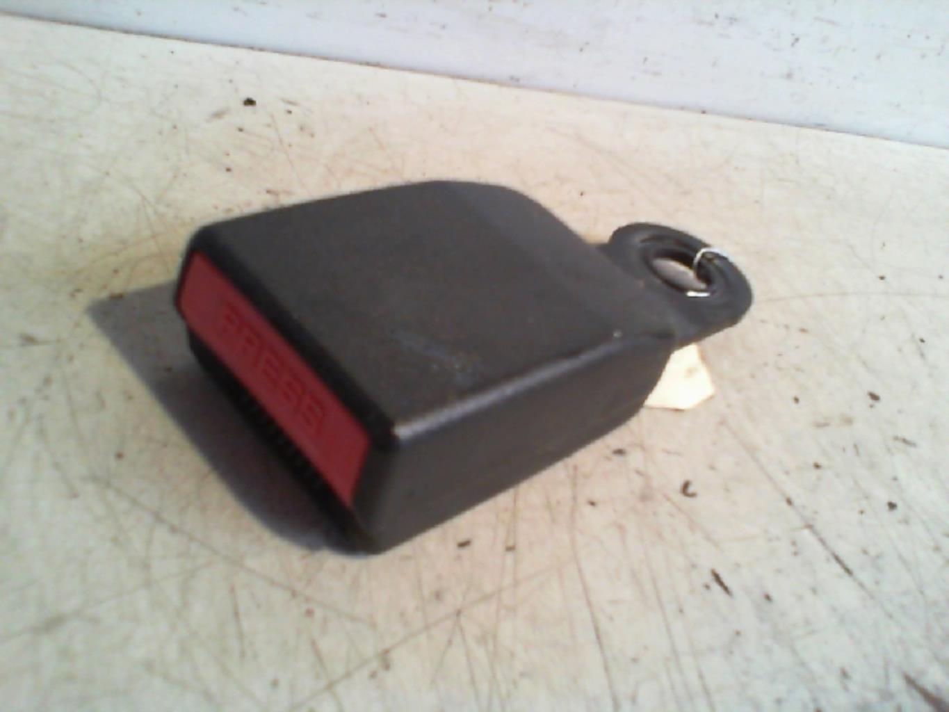 Attache ceinture arriere droit