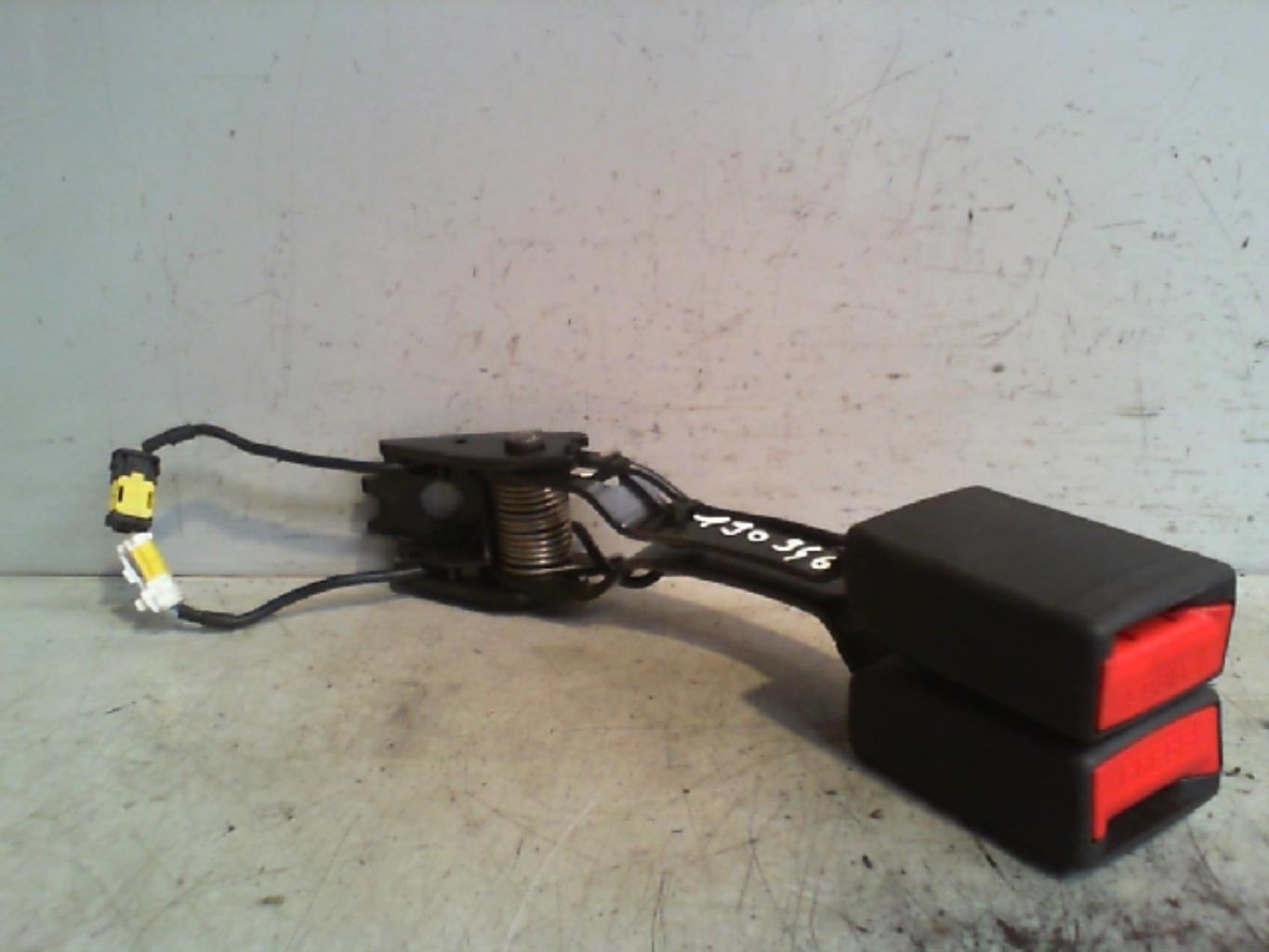 Attache ceinture arriere centrale