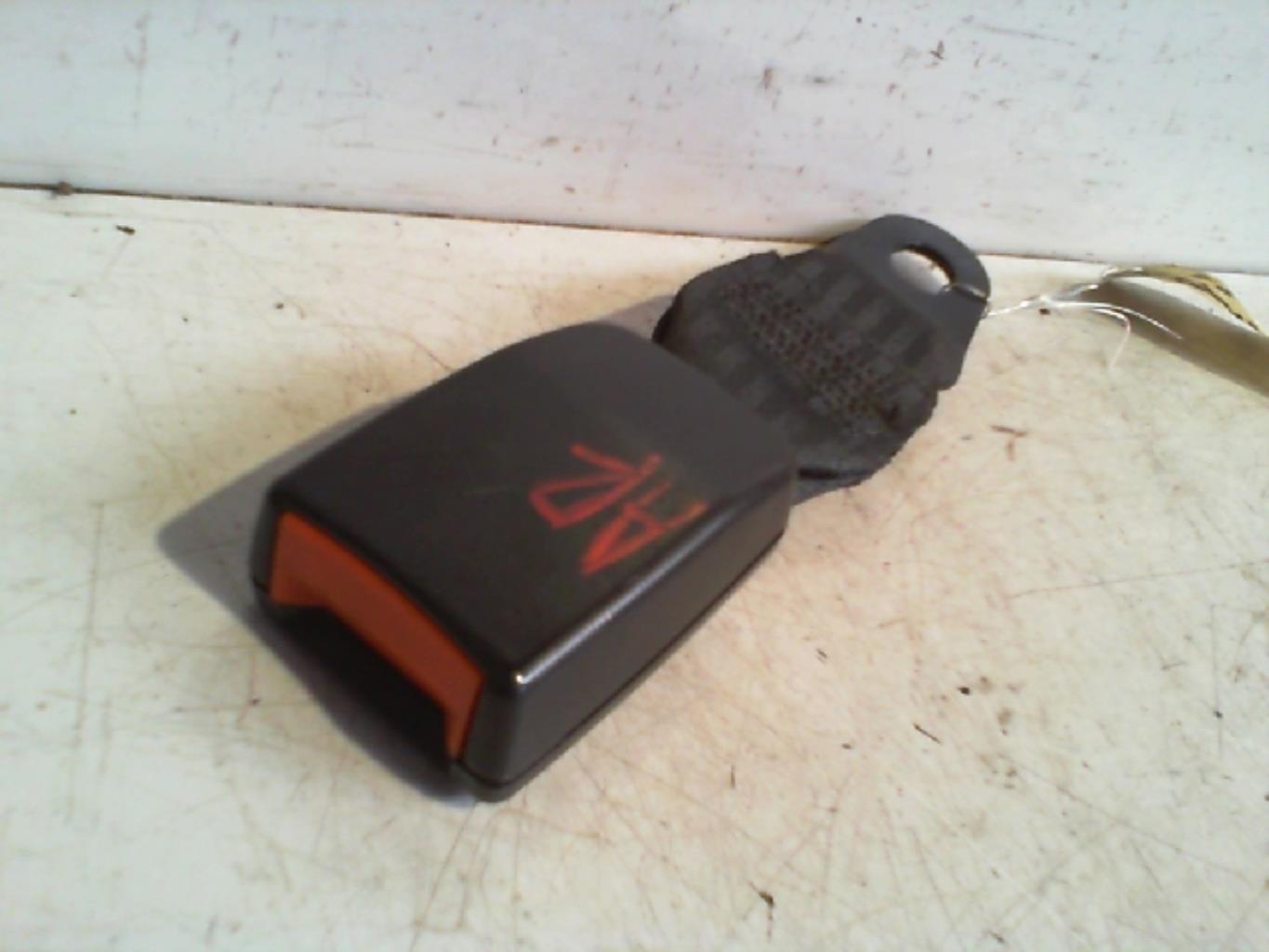 Attache ceinture arriere centrale