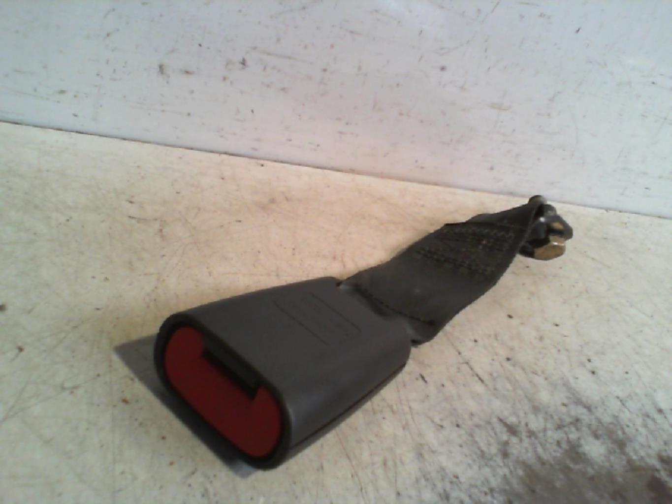 Attache ceinture arriere droit