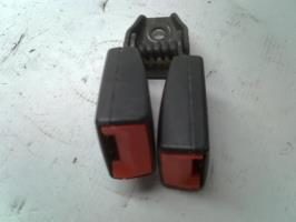 Attache ceinture arriere centrale