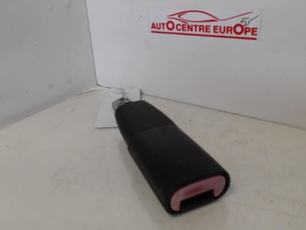 Attache ceinture avant droit