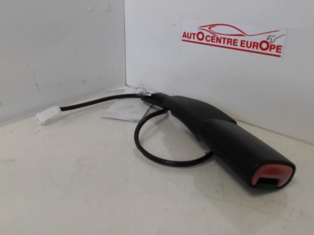 Attache ceinture avant gauche