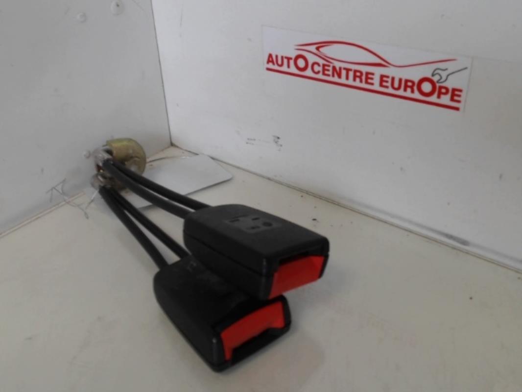 Attache ceinture arriere centrale
