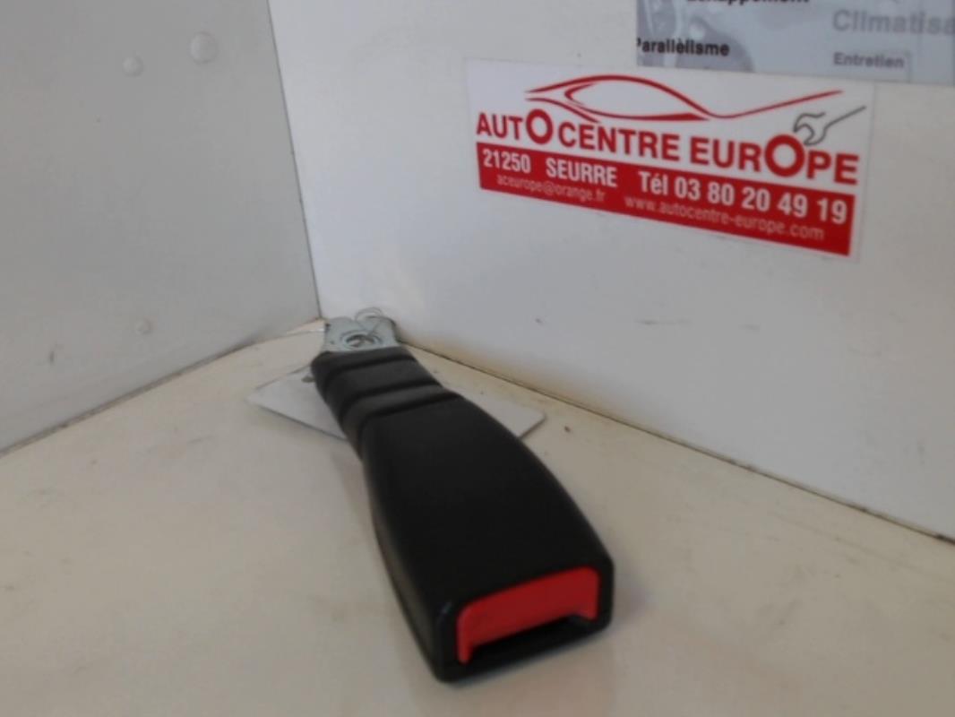 Attache ceinture avant droit