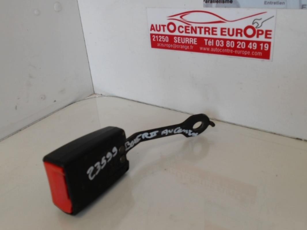 Attache ceinture arriere centrale