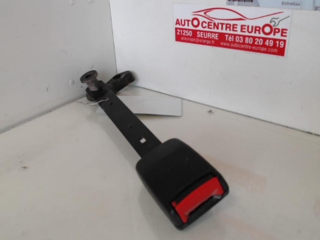 Attache ceinture avant droit
