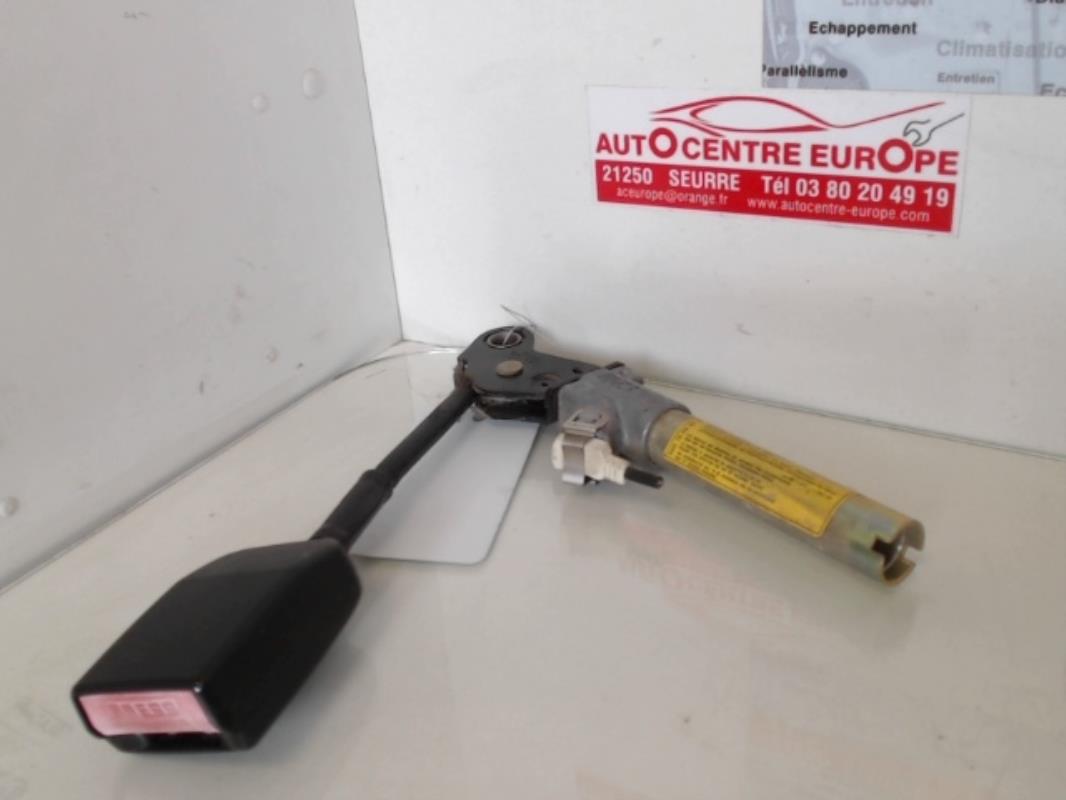 Attache ceinture avant droit