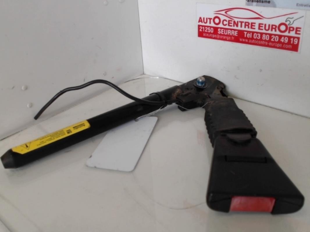 Attache ceinture avant droit