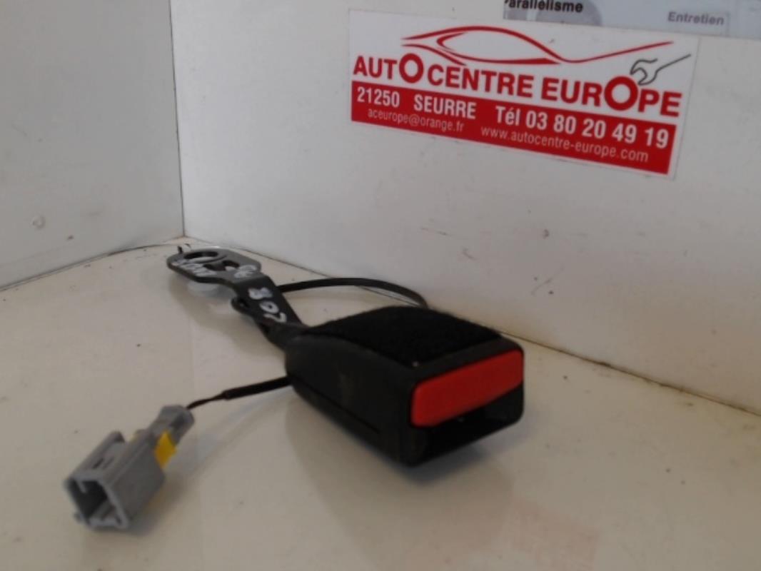 Attache ceinture avant droit