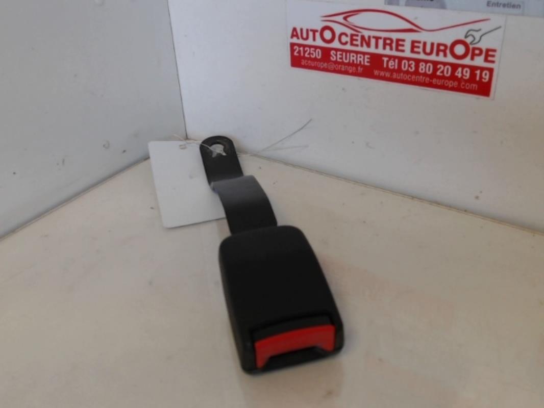 Attache ceinture avant droit
