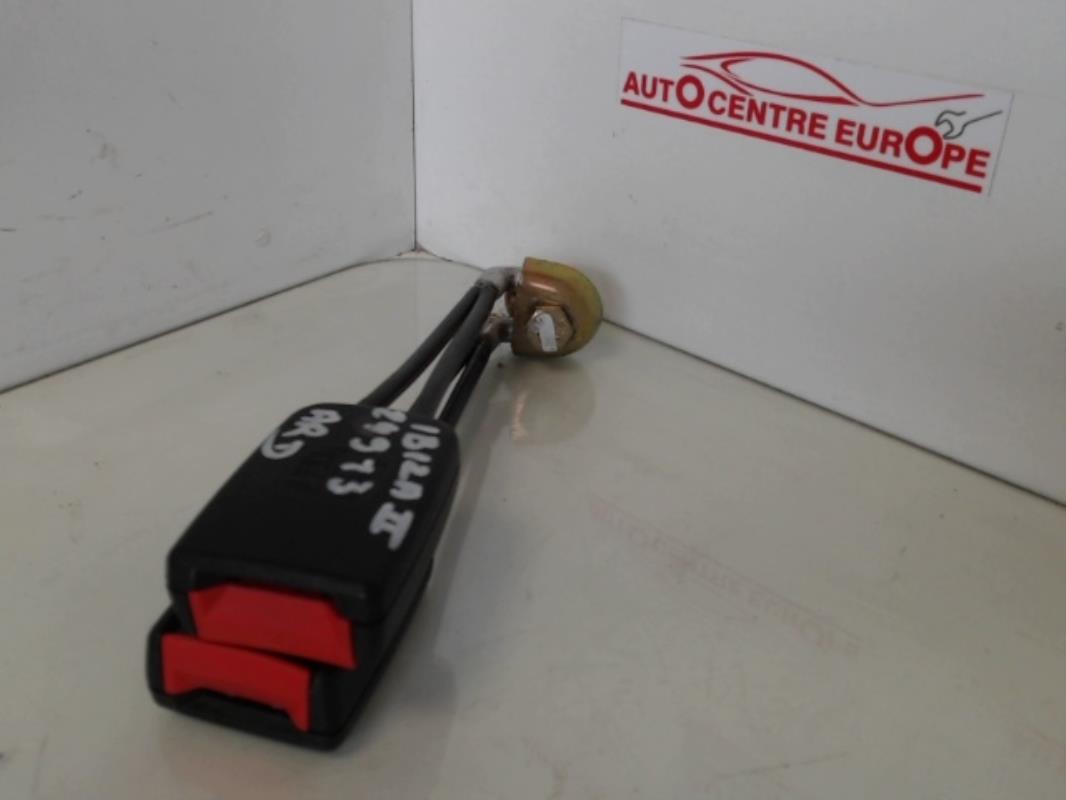 Attache ceinture arriere droit
