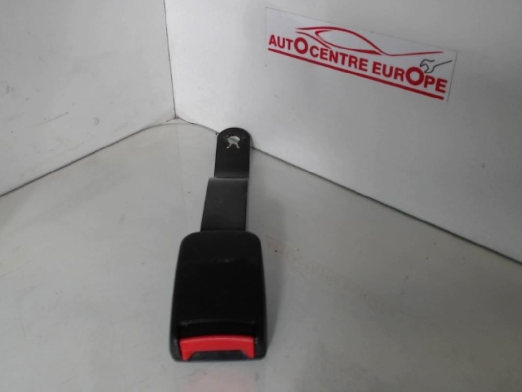 Attache ceinture avant droit