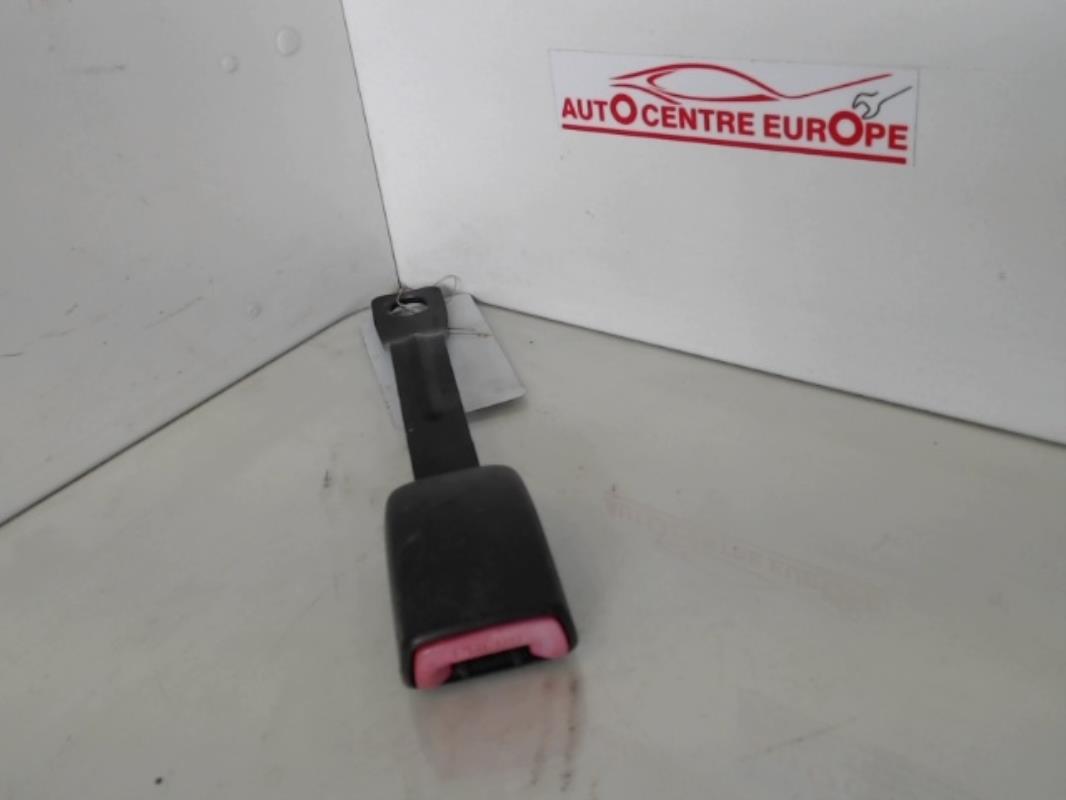 Attache ceinture avant droit