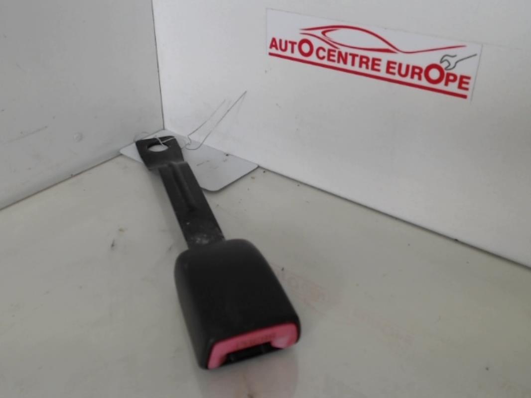 Attache ceinture avant droit