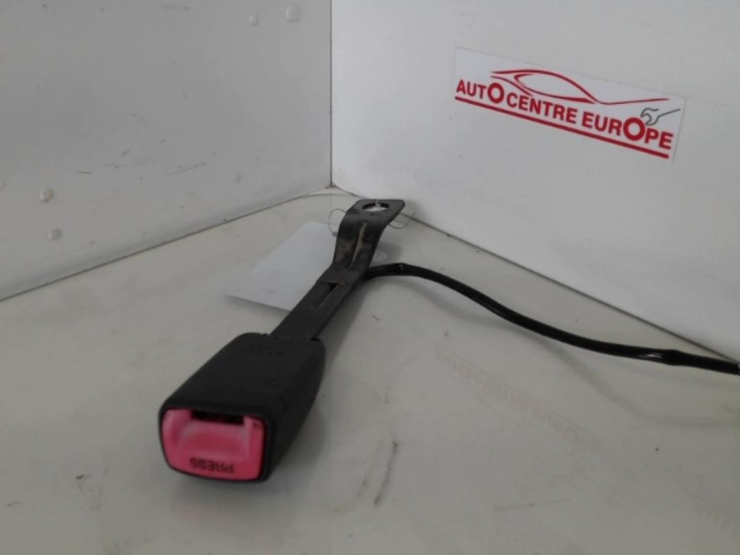 Attache ceinture avant gauche