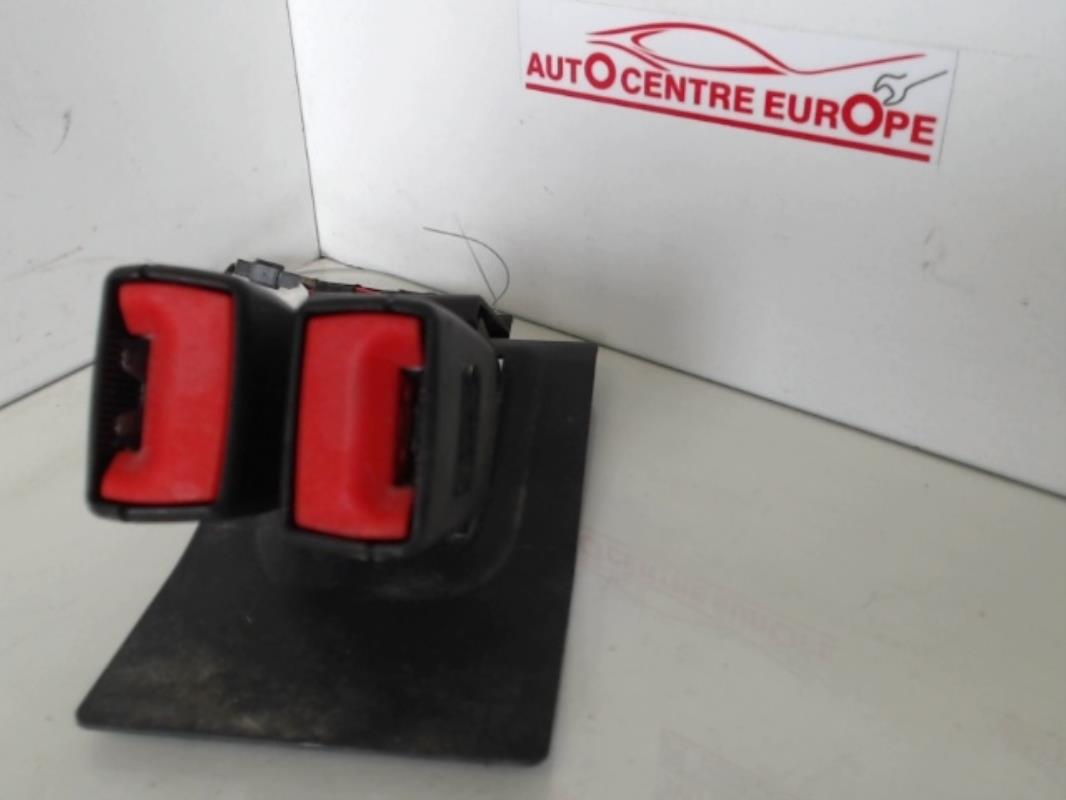 Attache ceinture arriere centrale