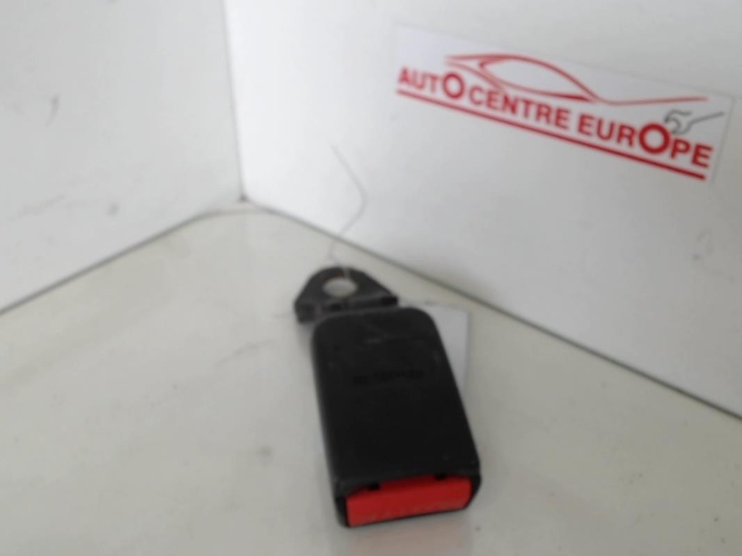 Attache ceinture arriere centrale